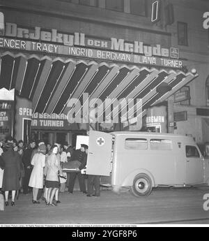 Le cinéma Rigoletto sur Kungsgatan à Stockholm en Suède le 27 avril 1943. Les cinéphiles sont vus à l'extérieur du cinéma montrant le film américain DocJekyll et Mr. Hyde dans lequel la star de cinéma suédoise Ingrid Bergman joue dans l'un des rôles principaux contre l'acteur américain Spencer Tracy. Un drame se déroule également dans lequel une ambulance arrive pour aller chercher une personne qui s’est évanouie. La raison peut être que le film était si effrayant mais c'est une supposition. Kristoffersson ref DD69-3 Banque D'Images