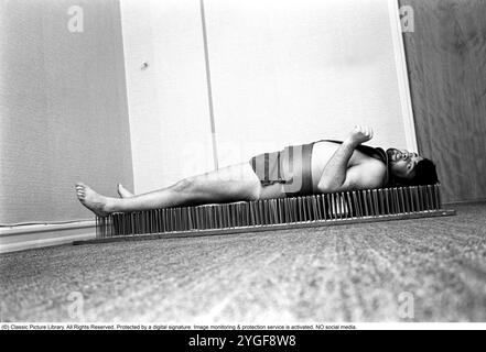 Un fakir repose sur un tapis de clous. Le fakir suédois Mr. Swing, de son vrai nom Kjell Swing (1942-1988). 1969 Banque D'Images