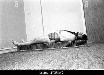 Un fakir repose sur un tapis de clous. Le fakir suédois Mr. Swing, de son vrai nom Kjell Swing (1942-1988). 1969 Banque D'Images