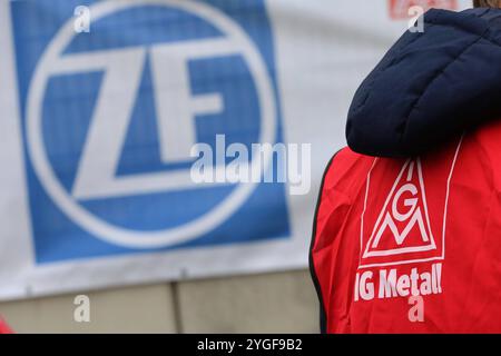 Blick am Donnerstag 07.11.2024 in Laage Landkreis Rostock auf der Zufahrt zum Gelände der Firma ZF Airbag Germany GmbH auf einen Aktionstag der IG-Metall Küste. IM Tarifkonflikt der Metall- und Elektroindustrie konnte bisher noch keine Einigkeit erzielt werden. Infolge sind im Verlauf des Tages Beschäftigte BEI zahlreichen Unternehmen im Nordosten zu einem Wahrstreik aufgerufen mit dem der Forderung der Metaller nach 7 Prozent mehr Lohn noch einmal Nachdruck verleihen werden soll. Darunter auch à Laage BEI ZF. *** Vue le jeudi 07 11 2024 à Laage, quartier Rostock, sur l'allée de la Banque D'Images