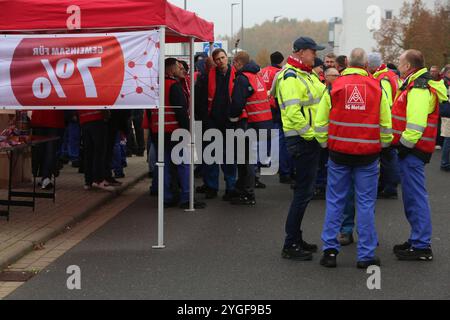 Blick am Donnerstag 07.11.2024 in Laage Landkreis Rostock auf der Zufahrt zum Gelände der Firma ZF Airbag Germany GmbH auf einen Aktionstag der IG-Metall Küste. IM Tarifkonflikt der Metall- und Elektroindustrie konnte bisher noch keine Einigkeit erzielt werden. Infolge sind im Verlauf des Tages Beschäftigte BEI zahlreichen Unternehmen im Nordosten zu einem Wahrstreik aufgerufen mit dem der Forderung der Metaller nach 7 Prozent mehr Lohn noch einmal Nachdruck verleihen werden soll. Darunter auch à Laage BEI ZF. *** Vue le jeudi 07 11 2024 à Laage, quartier Rostock, sur l'allée de la Banque D'Images