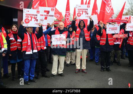 Blick am Donnerstag 07.11.2024 in Laage Landkreis Rostock auf der Zufahrt zum Gelände der Firma ZF Airbag Germany GmbH auf einen Aktionstag der IG-Metall Küste. IM Tarifkonflikt der Metall- und Elektroindustrie konnte bisher noch keine Einigkeit erzielt werden. Infolge sind im Verlauf des Tages Beschäftigte BEI zahlreichen Unternehmen im Nordosten zu einem Wahrstreik aufgerufen mit dem der Forderung der Metaller nach 7 Prozent mehr Lohn noch einmal Nachdruck verleihen werden soll. Darunter auch à Laage BEI ZF. *** Vue le jeudi 07 11 2024 à Laage, quartier Rostock, sur l'allée de la Banque D'Images