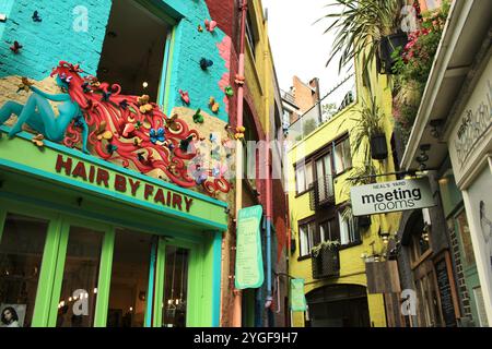 Londres, Royaume-Uni - 11 septembre 2017 : vif, original et ruelle colorée à Neal's Yard, Londres - Un joyau caché de l'art urbain et de la créativité. Hig Banque D'Images