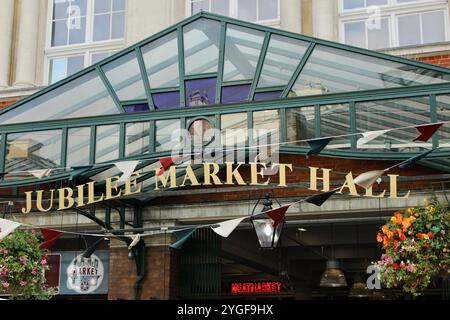 Londres, Royaume-Uni - 11 septembre 2017 : Jubilee Market Hall à Covent Garden, Londres – marché couvert historique avec des banderoles colorées et une verrière. Qu. Élevé Banque D'Images