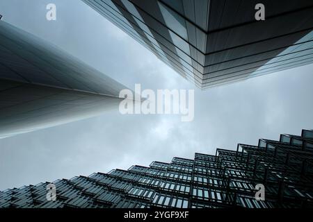 Vue en bas angle des gratte-ciels de la ville de Londres contre un ciel nuageux – architecture moderne emblématique dans le quartier financier. Photo de haute qualité Banque D'Images