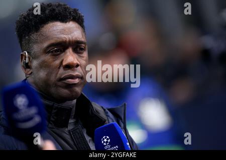 Pundit et ancien joueur Clarence Seedorf lors du match de football de l'UEFA Champions League 2024/2025 entre le FC Internazionale et l'Arsenal FC au stade San Siro de Milan (Italie), le 6 novembre 2024. Banque D'Images