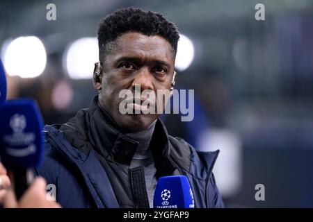 Pundit et ancien joueur Clarence Seedorf lors du match de football de l'UEFA Champions League 2024/2025 entre le FC Internazionale et l'Arsenal FC au stade San Siro de Milan (Italie), le 6 novembre 2024. Banque D'Images