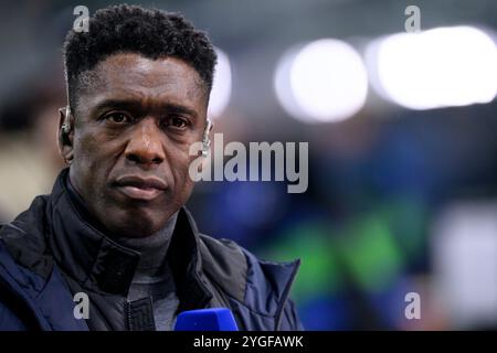 Pundit et ancien joueur Clarence Seedorf lors du match de football de l'UEFA Champions League 2024/2025 entre le FC Internazionale et l'Arsenal FC au stade San Siro de Milan (Italie), le 6 novembre 2024. Banque D'Images