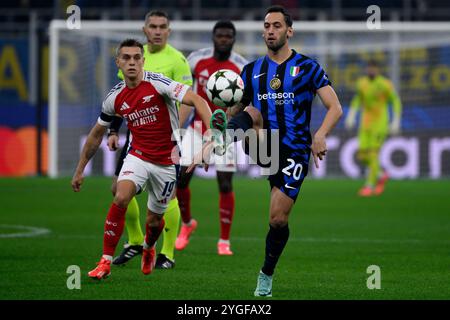 Leandro Trossard de l'Arsenal FC et Hakan Calhanoglu du FC Internazionale lors du match de l'UEFA Champions League 2024/2025 entre le FC Internazionale et l'Arsenal FC au stade San Siro de Milan (Italie), le 6 novembre 2024. Banque D'Images