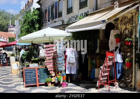 Cascais, Portugal - 16 août 2016 : charmant marché en plein air avec boutiques locales et souvenirs. Photo de haute qualité Banque D'Images