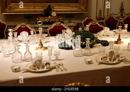 Vienne, Autriche - 6 octobre 2024 : élégante table à manger impériale au palais de Schönbrunn - décor de table orné du XIXe siècle avec cristal Glasswar Banque D'Images