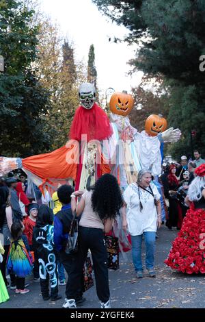 Une parade familiale d'Halloween sur Albemarle Road dans le quartier résidentiel Prospect Park South de Brooklyn, New York. Banque D'Images