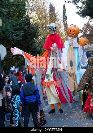 Une parade familiale d'Halloween sur Albemarle Road dans le quartier résidentiel Prospect Park South de Brooklyn, New York. Banque D'Images