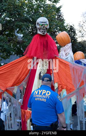 Une parade familiale d'Halloween sur Albemarle Road dans le quartier résidentiel Prospect Park South de Brooklyn, New York. Banque D'Images