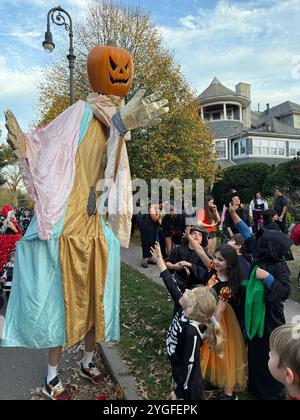 Une parade familiale d'Halloween sur Albemarle Road dans le quartier résidentiel Prospect Park South de Brooklyn, New York. Banque D'Images