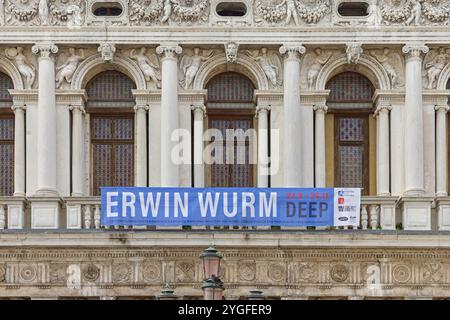 Venise, Italie - 09 octobre 2024 : exposition de bannière d'information Erwin Wurm Deep at Building in Venezia Ministère de la culture Bibliothèque Musée public Art. Banque D'Images