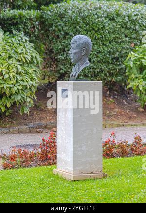 Opatija, Croatie - 08 octobre 2024 : buste en bronze du poète russe Sergei Yesenin Landmark au Park Garden Fall Day. Banque D'Images