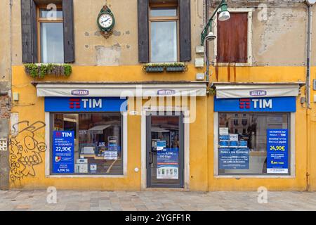 Venise, Italie - 10 octobre 2024 : TIM Smarphone Shop Telecom Italia opérateur de réseau mobile et fournisseur d'accès à Internet. Banque D'Images