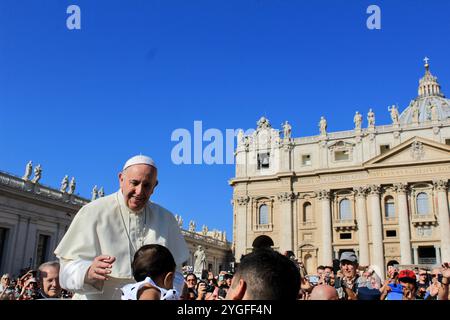 Cité du Vatican - 5 septembre 2018 : le Pape François salue les pèlerins à la place Pierre à la Cité du Vatican Banque D'Images