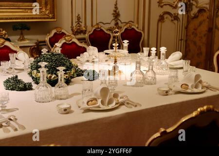 Vienne, Autriche - 6 octobre 2024 : élégante table à manger impériale au palais de Schönbrunn - décor de table orné du XIXe siècle avec cristal Glasswar Banque D'Images