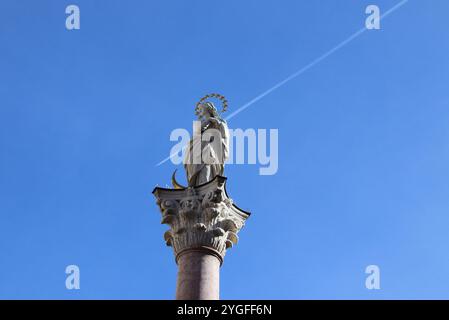 Innsbruck, Austria - September 29 2024 : colonne d'Anne avec statue de la Vierge Marie sous ciel bleu clair à Innsbruck – Monument avec contrôle d'avion Banque D'Images