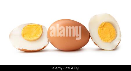 La vue latérale des œufs de poule brun bouillis ou cuits avec des moitiés et du jaune d'œuf en pile est isolée sur fond blanc avec chemin de découpage. Banque D'Images