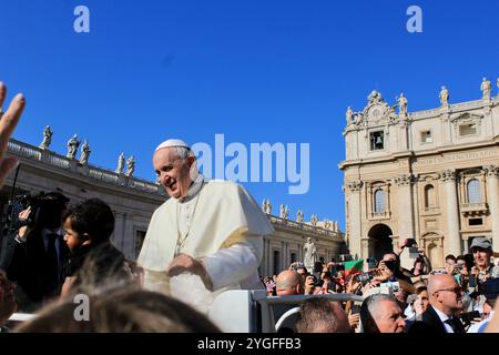 Cité du Vatican - 5 septembre 2018 : le Pape François salue les pèlerins à la place Pierre à la Cité du Vatican Banque D'Images