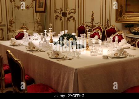 Vienne, Autriche - 6 octobre 2024 : élégante table à manger impériale au palais de Schönbrunn - décor de table orné du XIXe siècle avec cristal Glasswar Banque D'Images