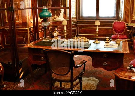 Vienne, Autriche - 6 octobre 2024 : opulente salle de noyer (salle d'audience) dans le palais de Schönbrunn avec bureau orné et décor vintage. Photo de haute qualité Banque D'Images