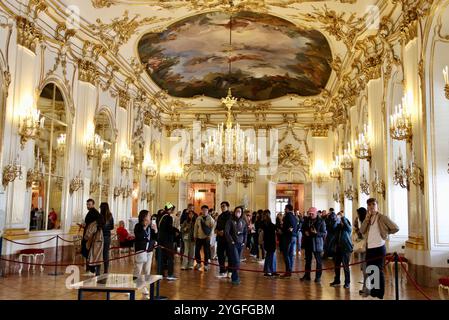 Vienne, Autriche - 6 octobre 2024 : Grande salle de bal ornée de fresques au plafond et de lustres au palais de Schönbrunn, remplie de visiteurs admirant Baro Banque D'Images