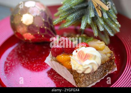 Délices festifs - Good Food - gros plan d'un gâteau festif avec mini skis sur le dessus. Espace pour la copie. Banque D'Images