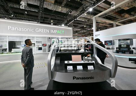 Shanghai. 5 novembre 2024. Les gens visitent la zone d'exposition de Panasonic lors de la septième exposition internationale d'importation de Chine (CIIE) à Shanghai, dans l'est de la Chine, le 5 novembre 2024. Crédit : Xin Yuewei/Xinhua/Alamy Live News Banque D'Images
