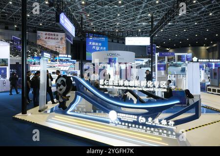 Shanghai. 5 novembre 2024. Les gens visitent la section spéciale de l'incubation d'innovation lors de la septième exposition internationale d'importation de Chine (CIIE) à Shanghai, dans l'est de la Chine, le 5 novembre 2024. Crédit : Zhou Xinyi/Xinhua/Alamy Live News Banque D'Images