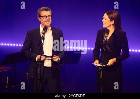 Copenhague, Danemark. 05 novembre 2024. Le roi Frederik X et la reine Marie de Danemark vus sur scène lors du spectacle de remise des prix, The Kronprinsparrets priser 2024, à VEGA à Copenhague. Banque D'Images