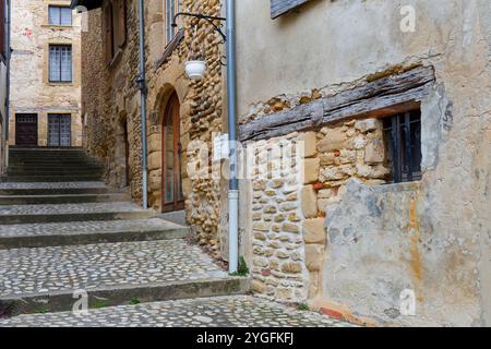 ST-ANTOINE-L'ABBAYE, FRANCE, 5 novembre 2024 : petites rues du village médiéval entourant l'abbaye de Saint-Antoine. Banque D'Images