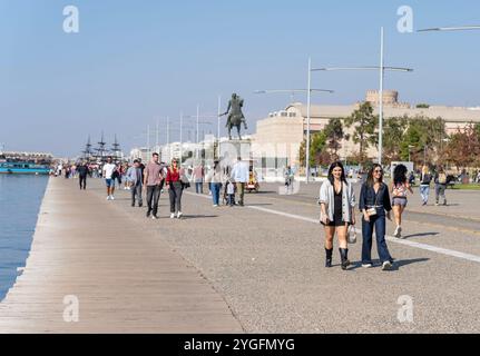 Journée bien remplie au bord de la mer Égée. Touristes à Thessalonique, Grèce. Belle journée ensoleillée pour se promener. Banque D'Images