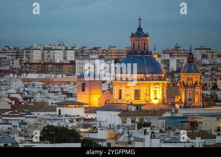 Une vue aérienne à couper le souffle montrant l'église barroque de San Luis de los Franceses et l'église mudéjar de Santa Marina à Séville, Espagne. Le i Banque D'Images