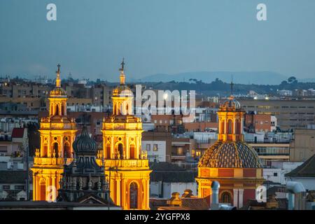 Une belle vue aérienne de l'église San Ildefonso du 18ème siècle à Séville, Espagne, mettant en valeur son architecture baroque étonnante illuminée contre t Banque D'Images