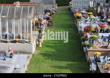 Jour et fête des morts dans un cimetière de campagne. Cimetière, tombeau, voûte, mémoire du défunt, religion catholique, chrysanthèmes. Coffre-fort familial. Nouveau A Banque D'Images