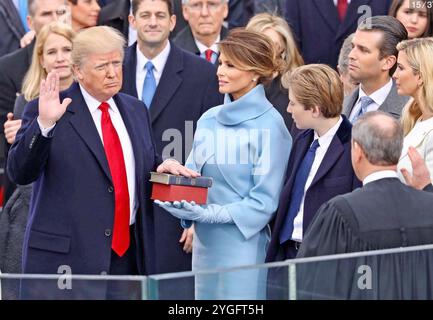 DONALD TRUMP est investi comme président américain devant la Maison Blanche le 20 janvier 2017. Sa femme Melania tient la Bible. Banque D'Images