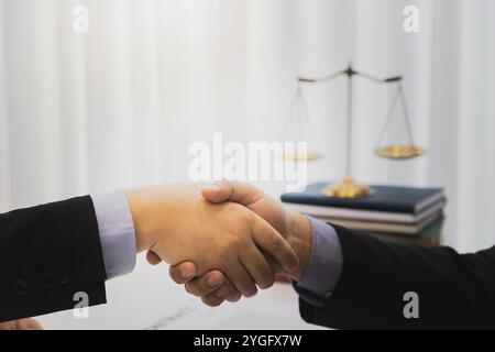 L'avocat a pris les mains du client après avoir terminé la consultation dans l'affaire. Banque D'Images