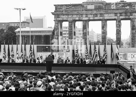 US-Präsident Ronald Reagan hält Seine historische Rede vor der Berliner Mauer, zwei Jahre vor dem Mauerfall, Berlin, 12. Juni 1987 Deutschland, Berlin, 12.06.1987, Ronald Reagan, US-Präsident, historische Rede Mr. Gorbatchov, Teach down this Wall, fordert Mauerfall, Helmut Kohl, Bundeskanzler, direkt vor der Berliner Mauer, Blick durch das Brandenburger Tor auf Ostberlin, Hauptstadt der DDR, Berlin-Besuch Reagans aus Anlass der 750-Jahr-Feier der Stadt, auf der Verbündete Nancy Reagan Hannelore Kohl, Deutsch-Westzerger, Tribüne, Westzieg, Westzberg, Kalerzerger, Westrig 1980er, 80er Jahre, A Banque D'Images