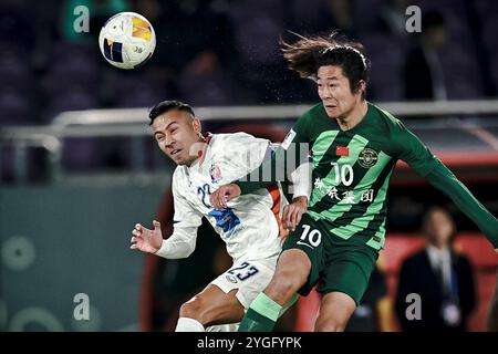 Hangzhou, province chinoise du Zhejiang. 7 novembre 2024. Li Tixiang (R) du Zhejiang FC et Kevin Deeromram du Port FC se disputent une tête de file lors du match du groupe F de la Ligue des champions AFC deux entre le Zhejiang FC chinois et le Port FC thaïlandais à Hangzhou, dans la province du Zhejiang de l'est de la Chine, le 7 novembre 2024. Crédit : Jiang Han/Xinhua/Alamy Live News Banque D'Images