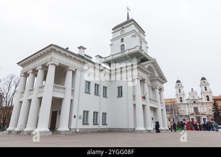 Minsk, Biélorussie - 3 janvier 2024 : les touristes sont devant l'hôtel de ville de Minsk par un jour nuageux d'hiver Banque D'Images