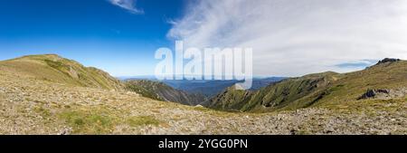 Des vues à couper le souffle depuis le main Range Walk au Mont Kosciuszko, avec de superbes paysages de montagne par temps clair, en Australie Banque D'Images