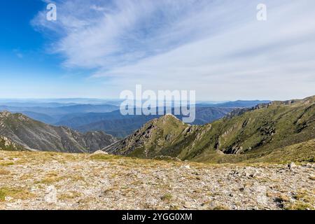 Des vues à couper le souffle depuis le main Range Walk au Mont Kosciuszko, avec de superbes paysages de montagne par temps clair, en Australie Banque D'Images