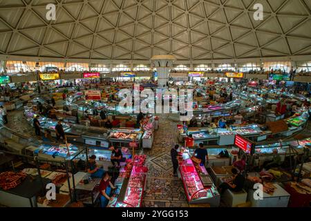 Vue surélevée sur Chorsu Bazaar. Chorsu Bazaar est un grand marché durable avec des étals vendant des aliments locaux et des souvenirs, ainsi que des vêtements et des articles ménagers. Banque D'Images