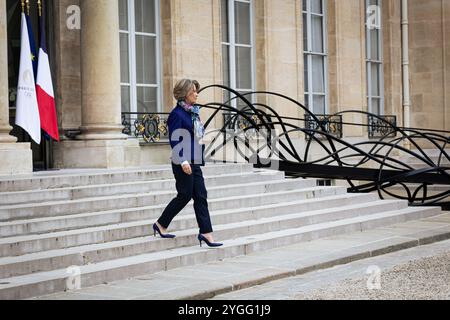 Paris, France. 06 novembre 2024. Anne Genetet, ministre française de l'éducation, vue à la fin du conseil des ministres français, dans la cour principale de l'Elysée. Les ministres du gouvernement français se sont réunis au Palais présidentiel de l'Elysée pour un autre conseil des ministres, à Paris. Crédit : SOPA images Limited/Alamy Live News Banque D'Images