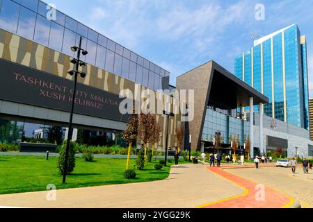 Tachkent City Mall est un complexe moderne de shopping et de divertissement situé à Tachkent, en Ouzbékistan. Il comprend plus de 250 marques, dont international et lo Banque D'Images