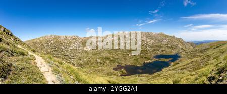 Panorama vu depuis main Range Walk au mont Kosciuszko, présentant un terrain accidenté et des lacs alpins sereins par une journée ensoleillée, Australie Banque D'Images